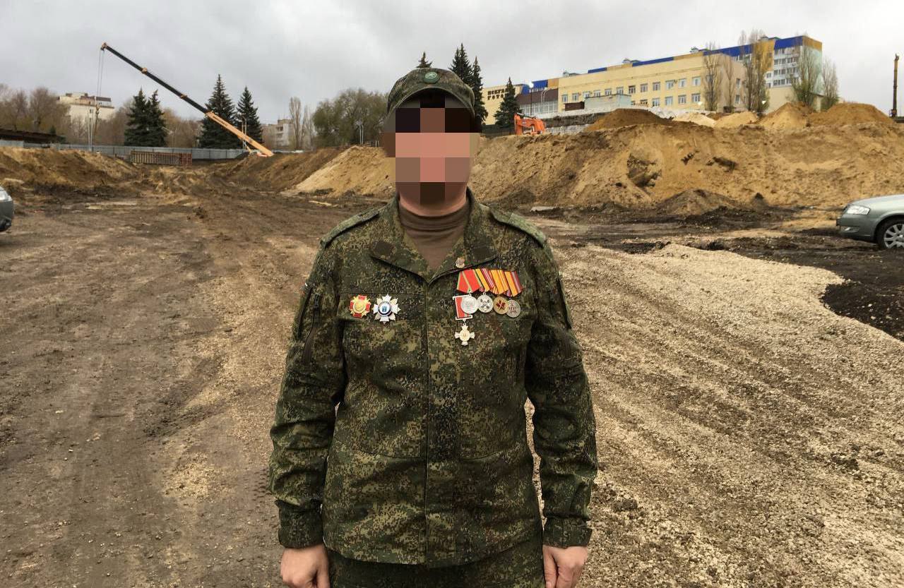 Участник СВО поблагодарил саратовцев за войну с внутренними врагами, выступающими против школы